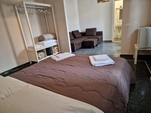 1 queen bed, 2 sofa beds
