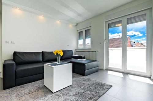 1 king bed, 1 sofa bed
