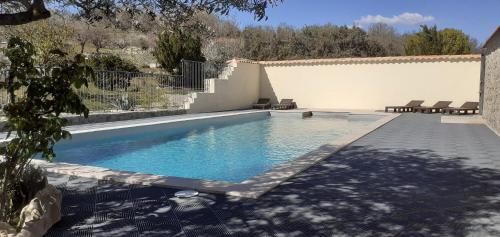 Gîte le MAGNAN, 55 m2, havre de paix, terrasse, jardin, piscine chauffée, sud Ardèche