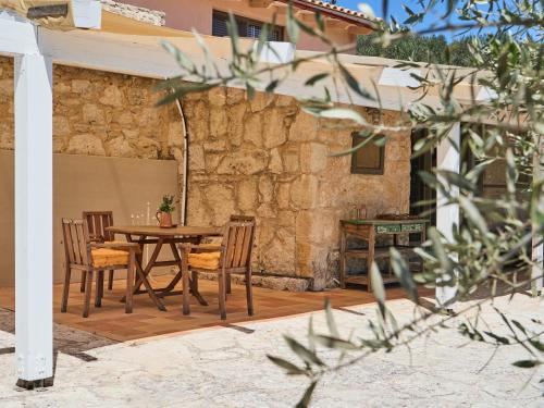The Olive Grove Cottage with private swimming pool