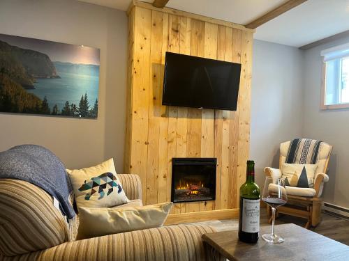 Koplietošanas atpūtas telpa ar TV, Appartement Mont Édouard, Hébergement paisible à la montagne (Appartement Mont Edouard, Hebergement paisible a la montagne) in Lensendžīna (QC)
