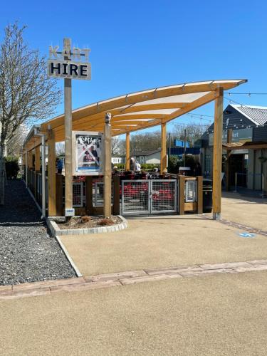 Caravan - Sleeps up to 8 & Free parking, Grange Over Sands (photo 8)