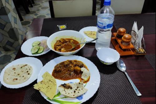 Restaurant, Unique Hotel and Lodge - Pleasure of Homely Stay - in Bandipur