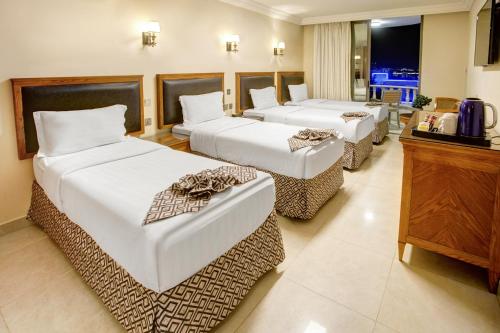 Dweik Hotel LUXURY 3 Room Type - Quadruple Room with Balcony