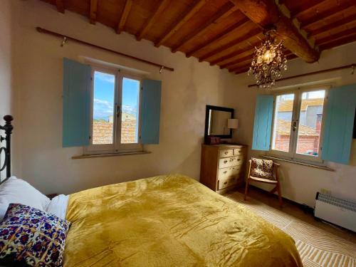 Magical, private and spacious Villa Gioiella with large garden, olive grove - in a cool village on the Umbria Tuscany Border