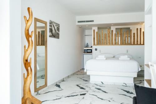 1 queen bed, 2 sofa beds