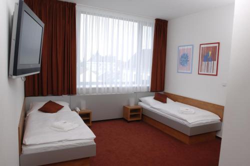 2 twin beds