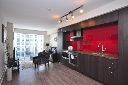 Whitehall Suites - Front Street