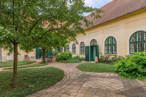 บริการและสิ่งอำนวยความสะดวก, Svastics kúria (Svastics kuria) in ทัพโพลค่า