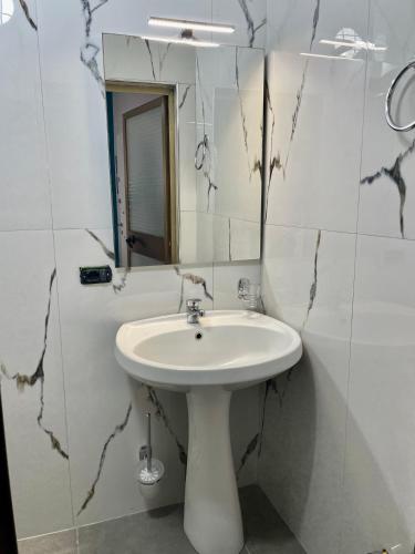 Central room private entry and bathroom, Tirana (photo 4)