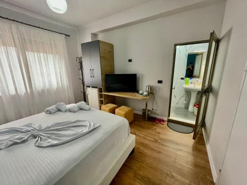 Central room private entry and bathroom, Tirana (photo 5)