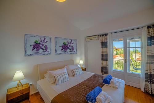 Apartment Zeus with private pool and sea view - image 2