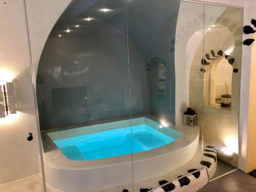 熱水浴缸, Traditional Cave Villa-Paradise & Prive Jacuzzi in 安普雷奧