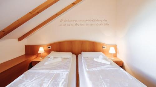 3 twin beds