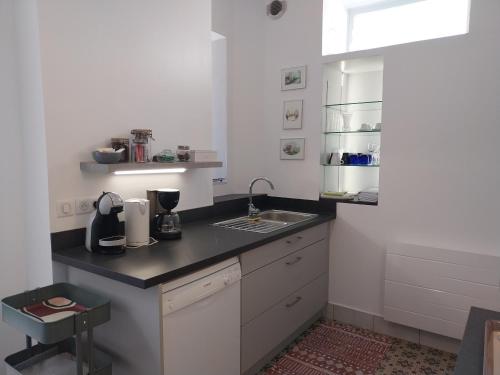 La Maison de Léonie (La Maison de Leonie) in Перон