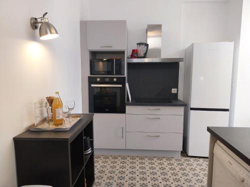 La Maison de Léonie (La Maison de Leonie) in Перон