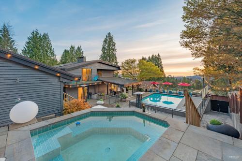 Grouse Cheerful large private bedroom, bath, shared deck, pool, hot tub in North Vancouver, Canada