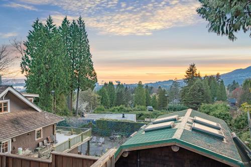 Grouse Cheerful large private bedroom, bath, shared deck, pool, hot tub in North Vancouver, Canada