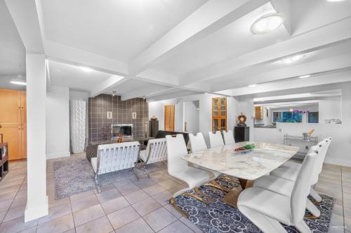 Grouse Cheerful large private bedroom, bath, shared deck, pool, hot tub in North Vancouver, Canada