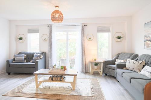 Family-Friendly Boho Stay - Sleeps 10 - Near the Falls in Thorold (ON)
