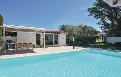 Stunning Home In Trets With 5 Bedrooms, Private Swimming Pool And Outdoor Swimming Pool - Trets