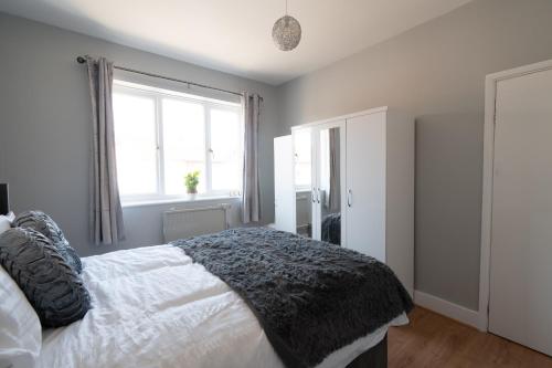 Elmcroft Apartment - 10 Mins Walk to Woking Town Centre