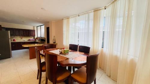 köök, Amplio departamento con garage y cerca al Shopping in Santo Domingo