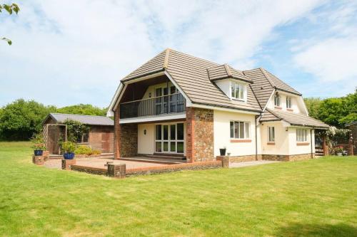 Spacious North Devon villa with beautiful garden