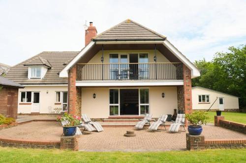 Spacious North Devon villa with beautiful garden