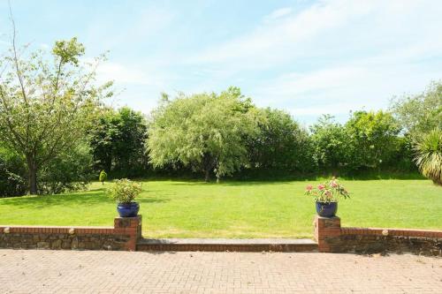 Spacious North Devon villa with beautiful garden