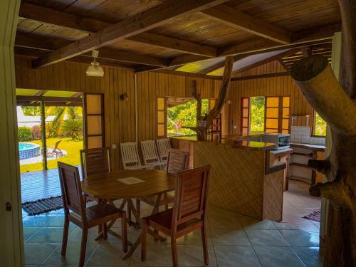 Te Fare Manulani in Raiatea