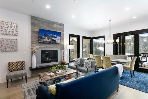 Walk to Skiing Superbly Decorated Luxury Juniper Landing 3BR, Pool, Shared Hot Tub, Fitness Room