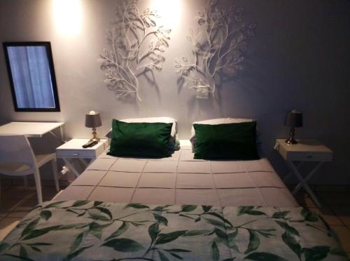 1 queen bed, 2 twin beds