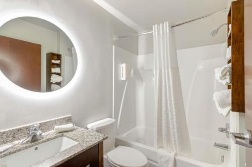 One-Bedroom Queen Suite with Mountain View - Non-Smoking