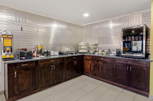 Quality Inn and Suites Staunton - image 7