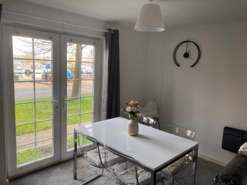 Marine Viewing 2 bedrooms flat, Manchester (photo 9)