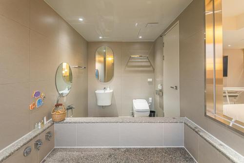 room detail thumbnail 2