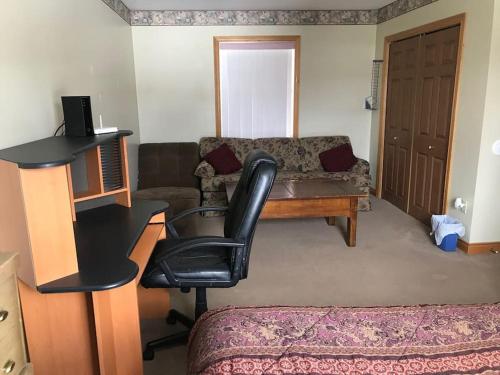 Lakeside Snowmobile - Ski Villa, 4BR 2BA, sleeps 10 detail