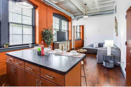 NY Style Centric Loft with King Bed by Park av - Webster, NY