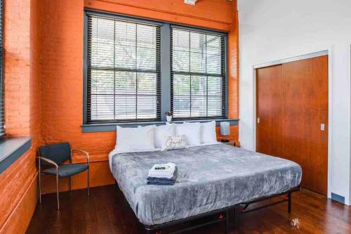 NY Style Centric Loft with King Bed by Park av in Rochester, USA