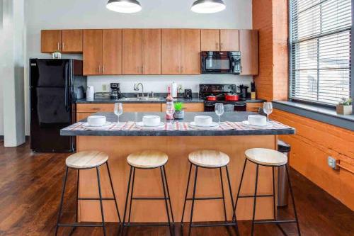 NY Style Centric Loft with King Bed by Park av in Rochester, USA