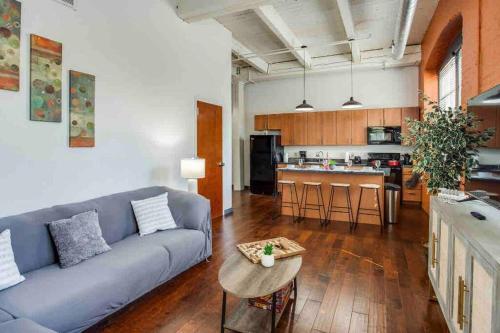 NY Style Centric Loft with King Bed by Park av near Strasenburgh Planetarium