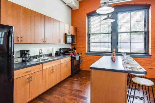 NY Style Centric Loft with King Bed by Park av in Rochester, USA