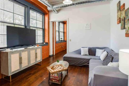 NY Style Centric Loft with King Bed by Park av near Strasenburgh Planetarium