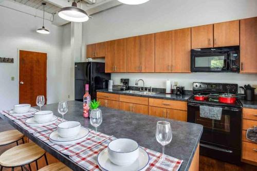 NY Style Centric Loft with King Bed by Park av near Strasenburgh Planetarium