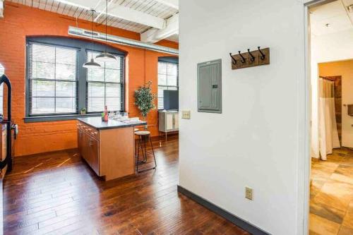 NY Style Centric Loft with King Bed by Park av near Strasenburgh Planetarium