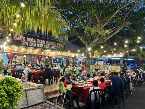 Restaurant, YB Guest House 4 Bilik 5 Katil in Pantai Teluk Mak Nik