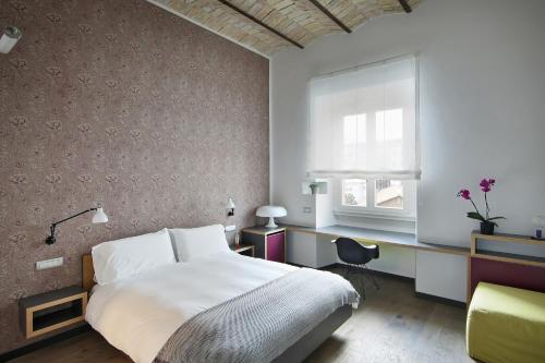 1880 Atypical Rooms Located in Monti, 1880 Atypical Rooms is a perfect starting point from which to explore Rome. Featuring a complete list of amenities, guests will find their stay at the property a comfortable one. Fac