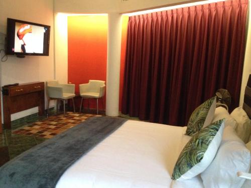 2 king beds, 1 twin bed