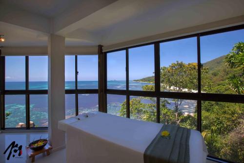 Masažas, Coco de Mer and Black Parrot Suites in Seišelių salos